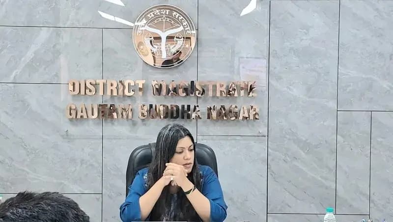 डीएम गौतमबुद्धनगर की अध्यक्षता में विभिन्न औद्योगिक इकाइयों की आउटसोर्सिंग एजेंसी की बैठक