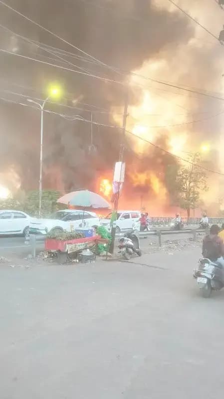 लखनऊ के विकासनगर इलाके में 200 से 280 झोपड़ियां जलकर राख, दो बहनों की मौत 