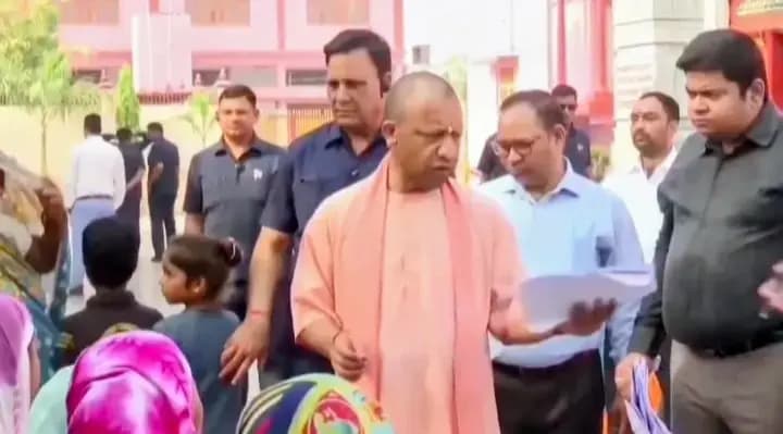  CM  योगी ने दूसरे दिन भी जनता दर्शन में 200 लोगों की समस्याएं सुनीं