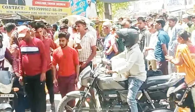  तमिलनाडु में सौरभ की संदिग्ध मौत,लखनऊ के महिगवां क्षेत्र में परिजनों और ग्रामीणों का प्रदर्शन