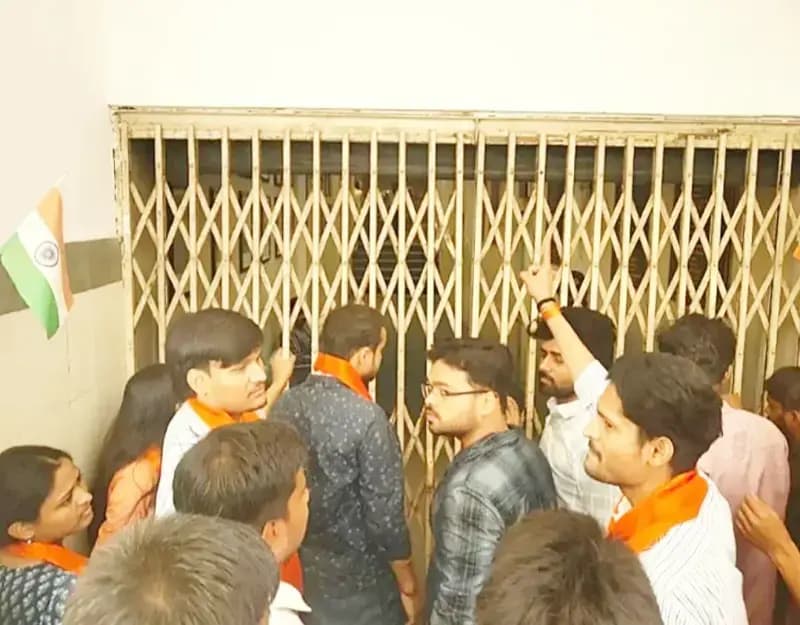 लखनऊ विश्वविद्यालय में ABVP के छात्रों का प्रशासन की कार्यप्रणाली के खिलाफ जोरदार प्रदर्शन 