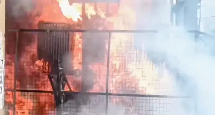 लखनऊ के दुबग्गा क्षेत्र में ट्रांसफार्मर में लगी भीषण आग से अफरा - तफरी
