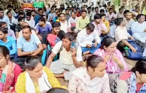 लखनऊ में 69000 शिक्षक भर्ती के शिक्षकों ने किया जोरदार प्रदर्शन