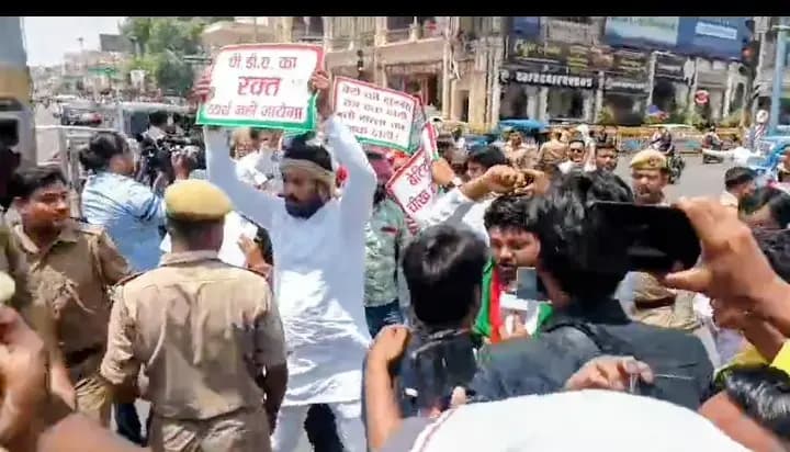 लखनऊ के हजरतगंज में सपा कार्यकर्ताओं का जोरदार प्रदर्शन