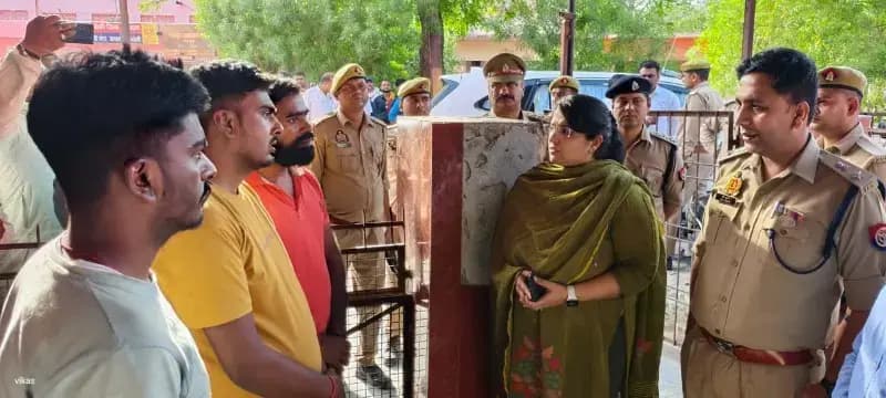   गंगा में डूबने से तीन युवकों की मौत,डीएम-एसपी ने ढांढस बंधाते हुए मुआवजे का दिया आश्वासन