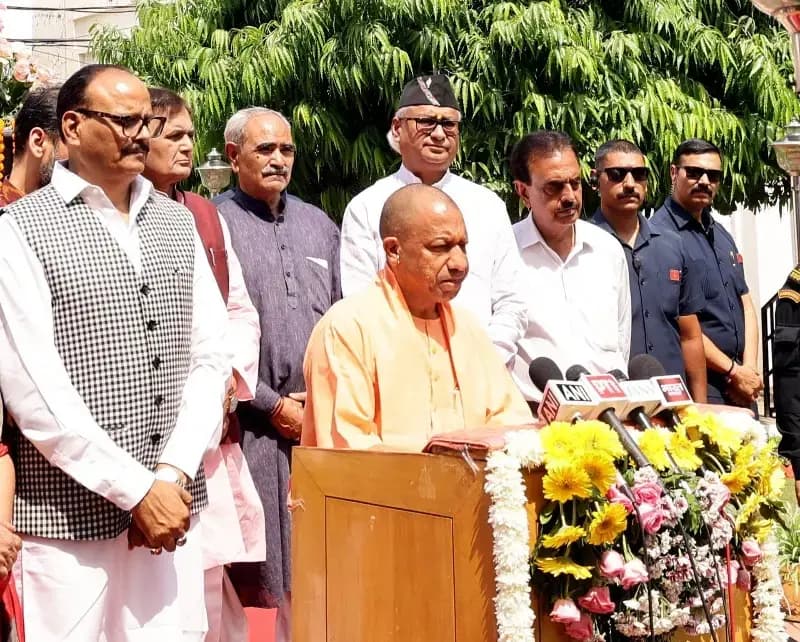 ममता दीदी की चिंता, हिंदू अधिक हुए तो सड़कों पर कैसे होगी इफ्तारी: सीएम योगी
