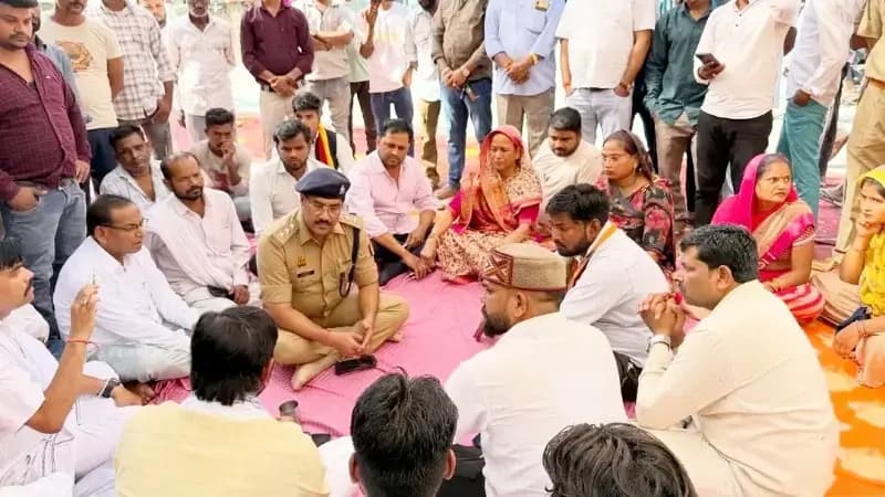 महाराजा मल्हिया पासी द्वार हटाए जाने पर भड़का आक्रोश, लखनऊ-हरदोई हाईवे जाम