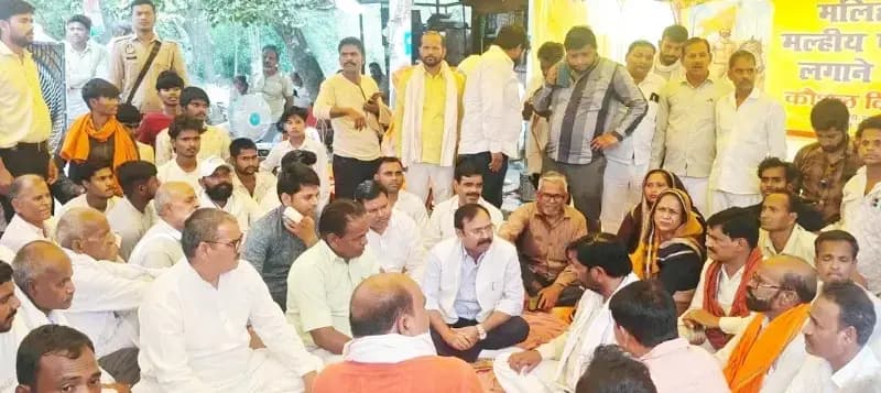 सम्मान की लड़ाई: मोहान तिराहे पर भारी हुआ धरना, सांसद अशोक रावत भी पहुंचे समर्थन में