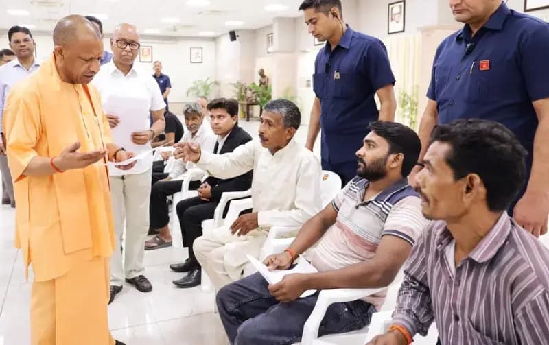"एक्शन मोड में योगी: जनता दर्शन में जुटे फरियादी, मुख्यमंत्री ने की शिकायतों की मौके पर सुनवाई"