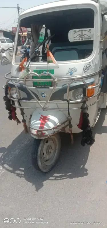  नशे में चालक ने खोया नियंत्रण, पलटे ई-रिक्शा में दबकर किशोर और सवारियां चोटिल