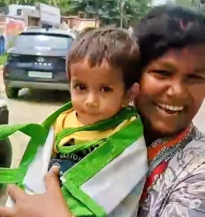 ममता और संघर्ष की अनोखी मिसाल: अयोध्या की सड़कों पर 'झोले' में दुनिया देख रही है यह मासूम