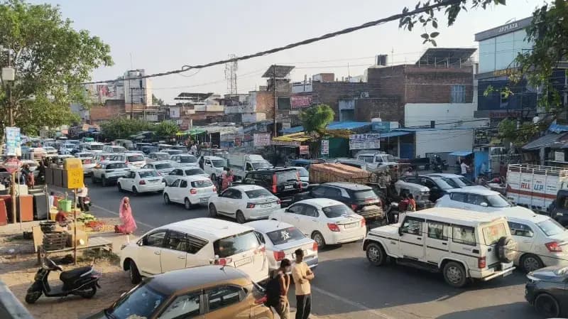 जाम से थम गया लखनऊ-सीतापुर का हाइवे, एम्बुलेंस भी फंसी; पुलिस के छूटे पसीने