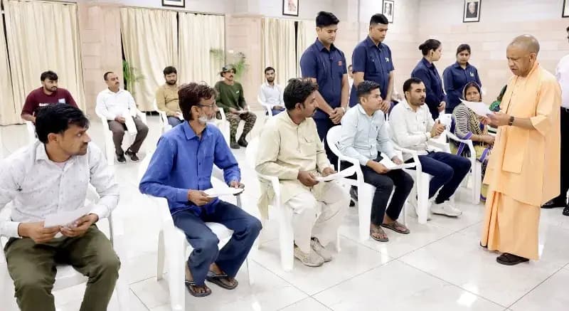 फरियादियों को मिला न्याय का भरोसा: सीएम योगी ने वरिष्ठ अधिकारियों के साथ की जनसुनवाई