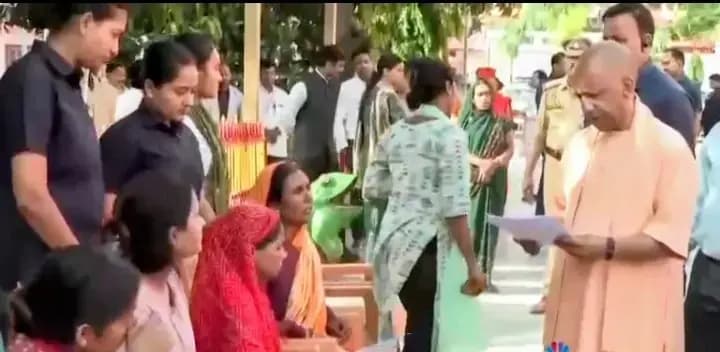 सीएम योगी आदित्यनाथ ने जनता दर्शन में सुनीं  200 लोगों की समस्याएं  
