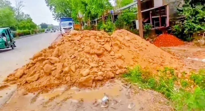   पीला सोना लूट रहे खनन माफिया: एनएच-30 पर बेखौफ दौड़ते डंपर और प्रशासन की 'मौन' सहमति