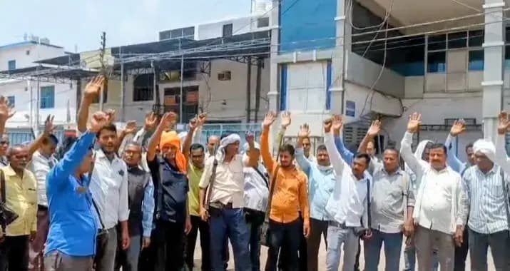 लखनऊ के ट्रांसपोर्ट नगर में भड़का हिताची कर्मचारियों का आक्रोश; प्रदर्शन