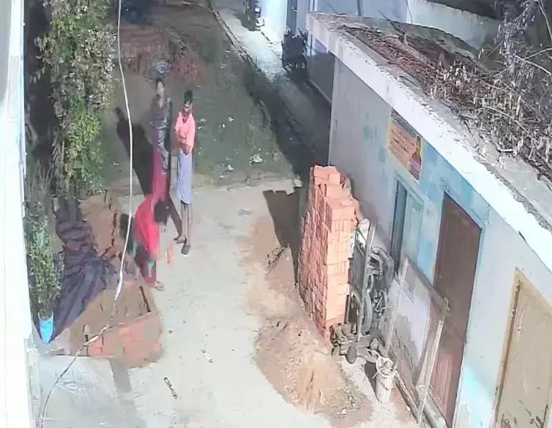 पुश्तैनी जमीन को लेकर खूनी संघर्ष, CCTV में कैद हुई दबंगों की करतूत,एफआईआर दर्ज