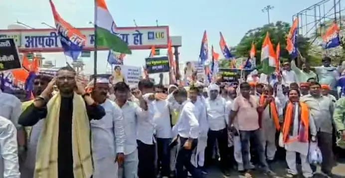 लखनऊ में यूजीसी रेगुलेशन के लिए पल्लवी पटेल का 'आर-पार' का मार्च