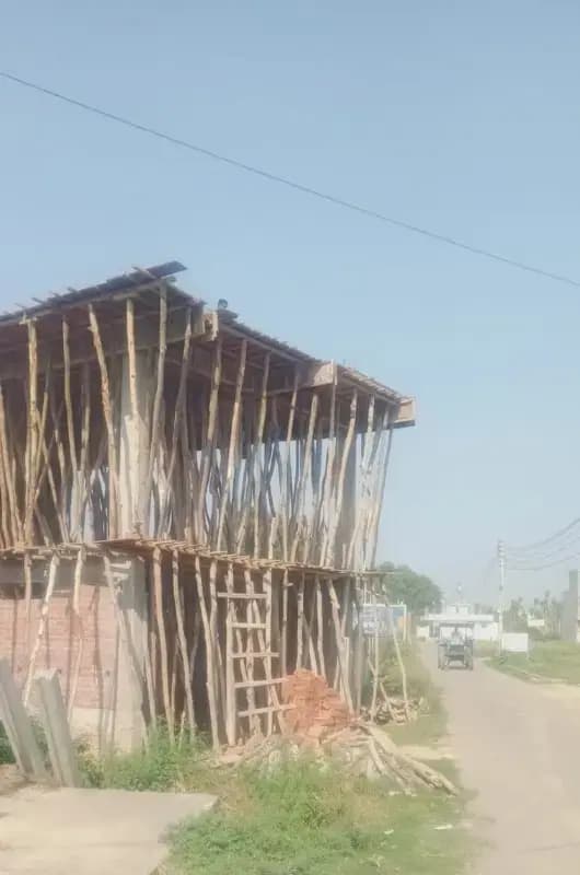  BKT में फुटपाथ पर अवैध निर्माण का खेल, नियम ताक पर रखकर निकाला जा रहा दो मंजिला छज्जा