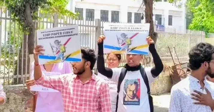 NEET पेपर लीक से दहला लखनऊ: सड़कों पर उतरे छात्र, पुलिस के साथ तीखी नोकझोंक