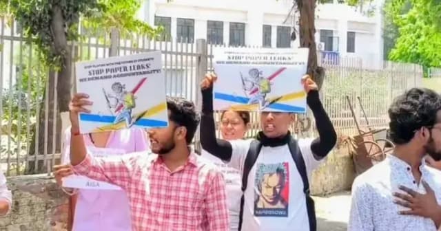 NEET पेपर लीक से दहला लखनऊ: सड़कों पर उतरे छात्र, पुलिस के साथ तीखी नोकझोंक