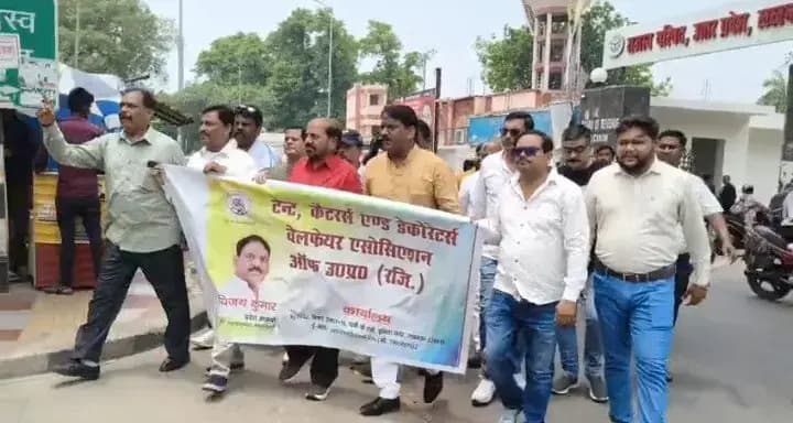 बढ़े कमर्शियल सिलेंडर दामों के खिलाफ टेंट कैटरर्स का प्रदर्शन, कलेक्ट्रेट पर प्रदर्शन कर सौंपा ज्ञापन