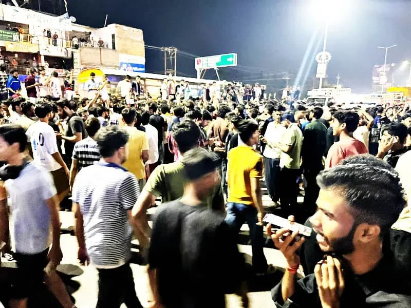 लखनऊ के प्राइवेट कॉलेज हॉस्टल में नॉनवेज लाने पर बड़ा बवाल, हाईवे जाम