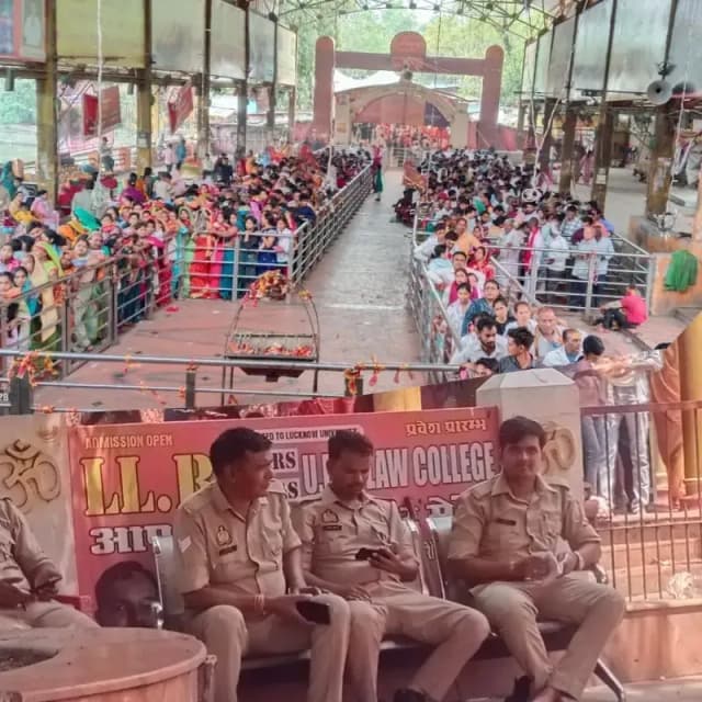 चंद्रिका देवी धाम में सुरक्षा तंत्र फेल, मोबाइल एडिक्शन में डूबी पुलिस और बेखौफ घूमते  जेबकतरे