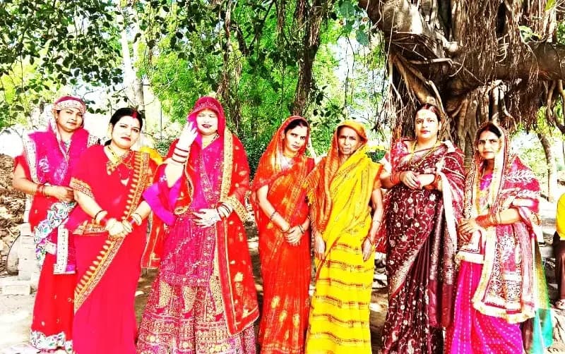 वट सावित्री व्रत की धूम: सुहागिनों ने अखंड सौभाग्य के लिए की बरगद की पूजा