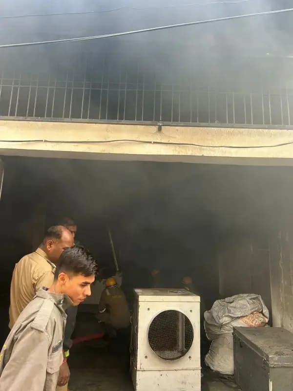 ठाकुरगंज में बैग फैक्ट्री में लगी भीषण आग, फायर ब्रिगेड ने पाया काबू, बड़ा हादसा टला