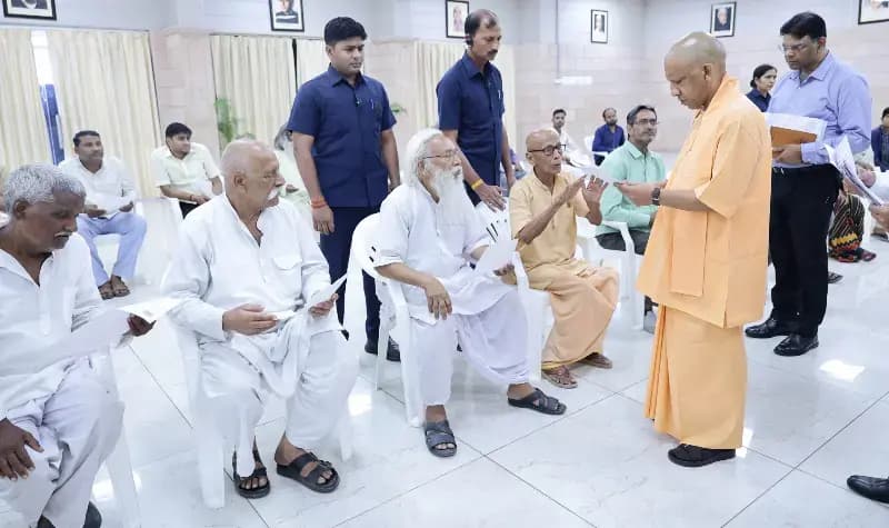 ‘जनता दर्शन’ में आए आमजनों से मिले सीएम योगी, हर आगंतुक की सुनीं समस्या 