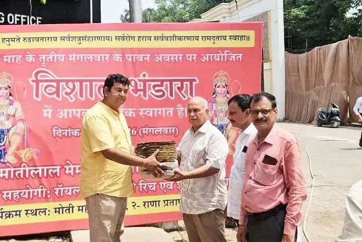 लखनऊ में 'पंचतत्व' संस्था ने बड़े मंगल पर बांटे 25 हजार हरे पत्तल और 2000 अभिमंत्रित पौधे