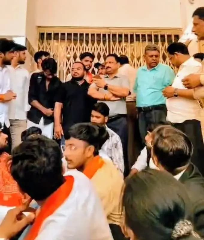 लखनऊ विश्वविद्यालय: एलएलबी रिजल्ट में धांधली का आरोप, भीषण गर्मी में 6500 छात्रों का फूटा गुस्सा