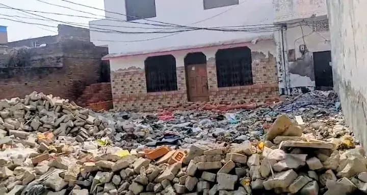 ठाकुरगंज में फर्जी रजिस्ट्री के दम पर जमीन हड़पने का प्रयास, पुलिस ने रुकवाया निर्माण