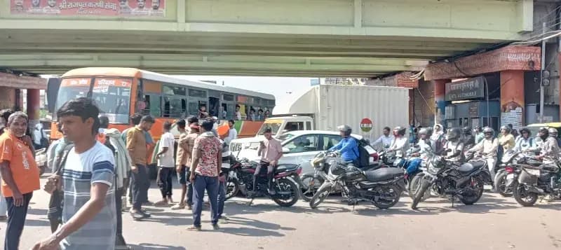 बिजली संकट से गुस्साए ग्रामीणों का फूटा गुस्सा, रायबरेली हाईवे पर लंबा जाम; पुलिस से झड़प