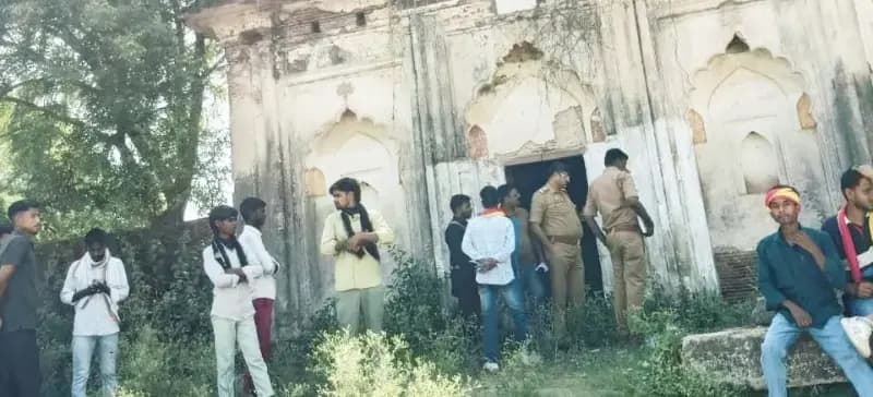 मलिहाबाद में पुराने स्थल को लेकर दो पक्षों में तनाव, मौके पर भारी पुलिस बल तैनात