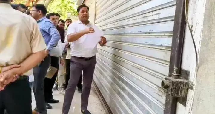  डॉक्टर पर छात्रा से गलत काम का आरोप, बिना लाइसेंस चल रहा 'तेजस अस्पताल' तुरंत बंद