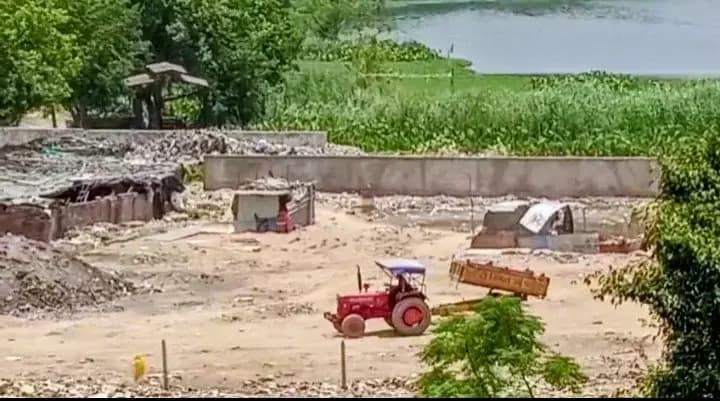 पुलिस संरक्षण में खनन माफियाओं की पौबारह , घुरघुरी तालाब क्षेत्र मेंअवैध खनन