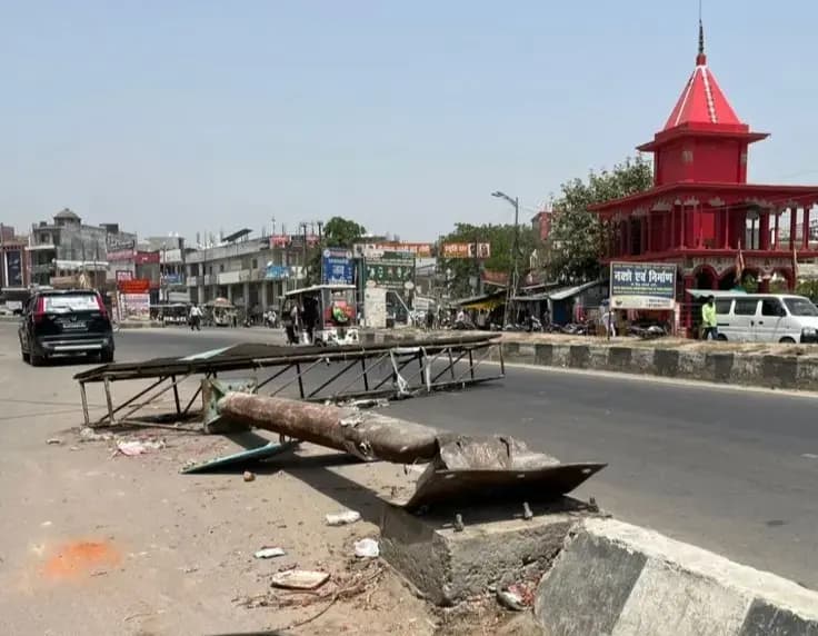 काकोरी मोड़ पर मंडराया जान का ख़तरा! नगर निगम की लापरवाही से लोगों में भारी आक्रोश