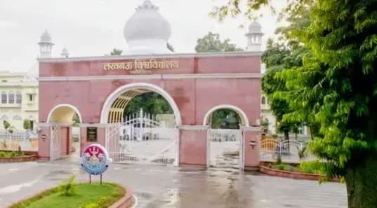 लखनऊ विश्वविद्यालय में एलएलबी न्यू कोर्स के छात्रों को थमाया पुराना पेपर, 'आउट ऑफ कोर्स' सवालों से भड़के छात्र