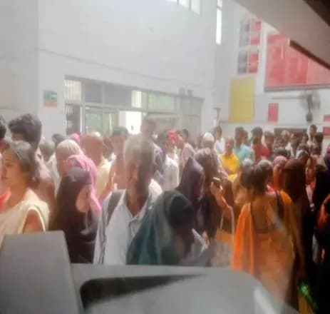 रामसागर मिश्र अस्पताल में उमड़ी मरीजों की भारी भीड़, बदइंतजामी से लोग बेहाल
