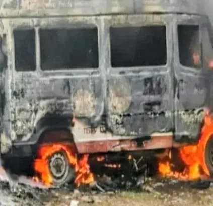 इटौंजा सीएचसी परिसर में खड़ी एंबुलेंस में लगी भीषण आग, मची अफरा-तफरी