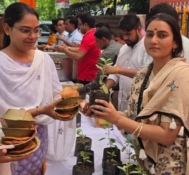 लखनऊ में बड़े मंगल पर आस्था और पर्यावरण का संगम: श्रद्धालुओं को बांटे गए 11,500 तुलसी के पौधे 