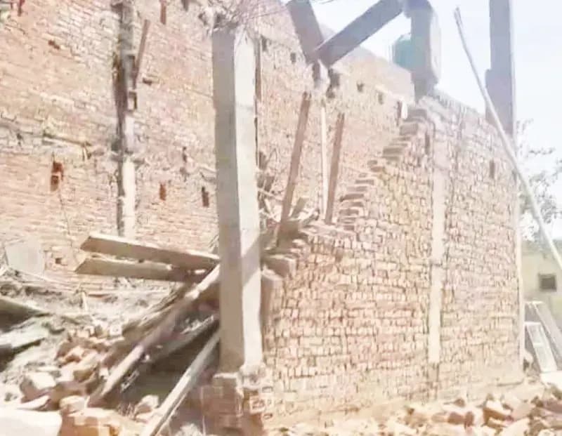 निर्माणाधीन मकान की दूसरी मंजिल से गिरा मलबे का बोरा, राहगीर की मौत; मकान मालिक हिरासत में
