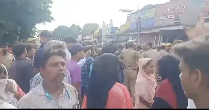 डंपर से हुए हादसे में दो लोगों की मौत,परिजन दो शव रखकर कर रहे प्रदर्शन,50 लाख,एक सरकारी नौकरी देने की मांग