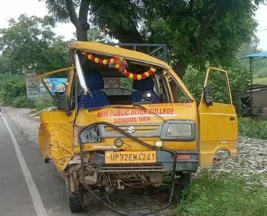 मोहनलालगंज कस्बे में न्यू पब्लिक इंटर कालेज की स्कूल वैन में पार्सल डीसीएम ने मारी टक्कर