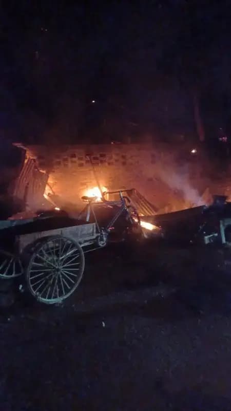बीकेटी के इलाके में सिलेंडर फटने से तीन झोपड़ियों में लगी भीषण आग,एक बच्चा गंभीर रूप से घायल