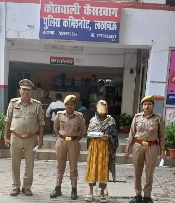 कैसरबाग पुलिस ने 12 घण्टे के अंदर चोरी के आभूषण सहित एक अभियुक्ता को किया गिरफ्तार