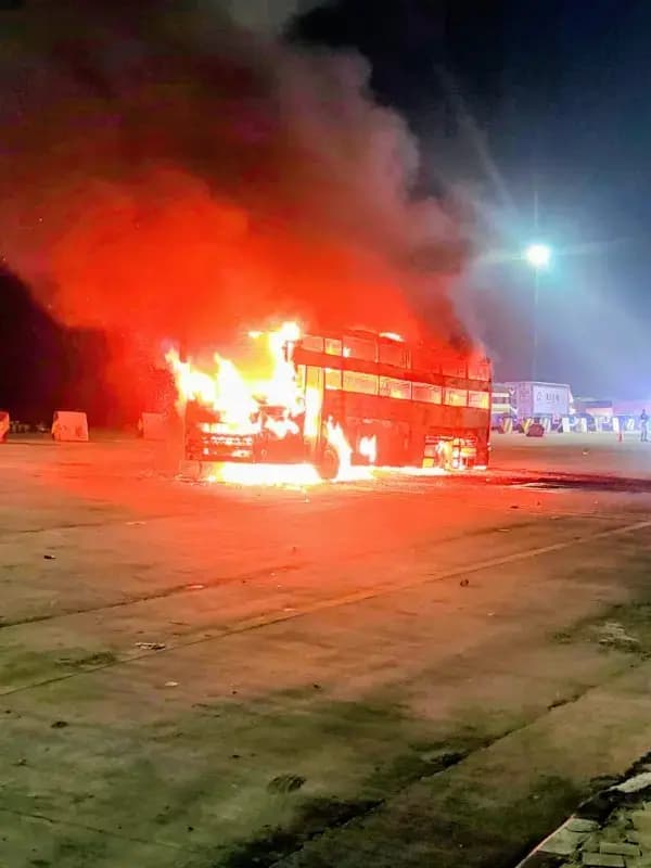 आगरा लखनऊ एक्सप्रेसवे से दिल्ली से गोण्डा वाया जा रही बस में लगी भीषग आग,चालक ने 39 यात्रियो की बचाई जान