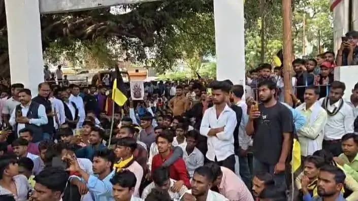 बुजुर्ग के साथ हुए पेशाब कांड पर सुहेलदेव आर्मी संगठन का प्रदर्शन,काकोरी क्षेत्र की घटना